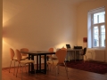 Wohnzimmer mit Esstisch und Bürotisch